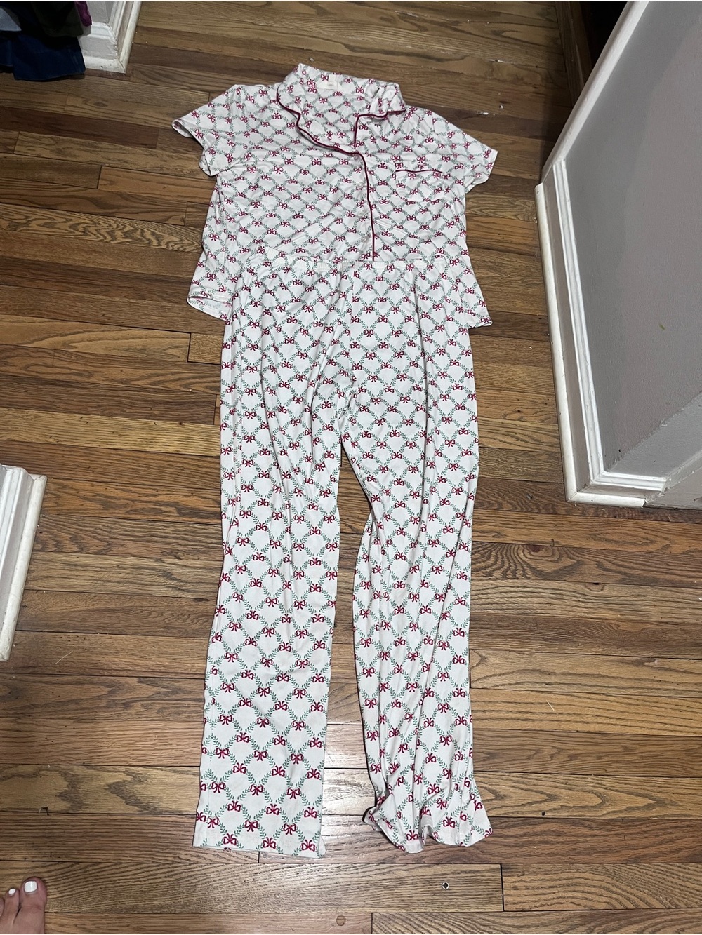 '
Laura Ashley White & Red Bow Print Short-Sleeve Pajama Set